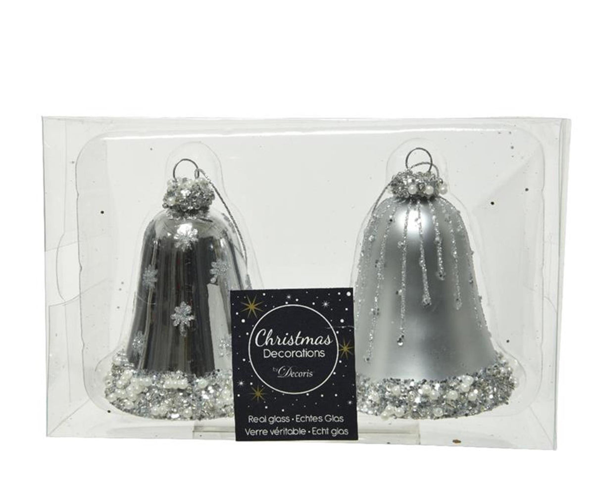Decoris glazen kerstornamenten in vorm van gedecoreerde klokjes dia 6.5cm x 8 cm zilver
