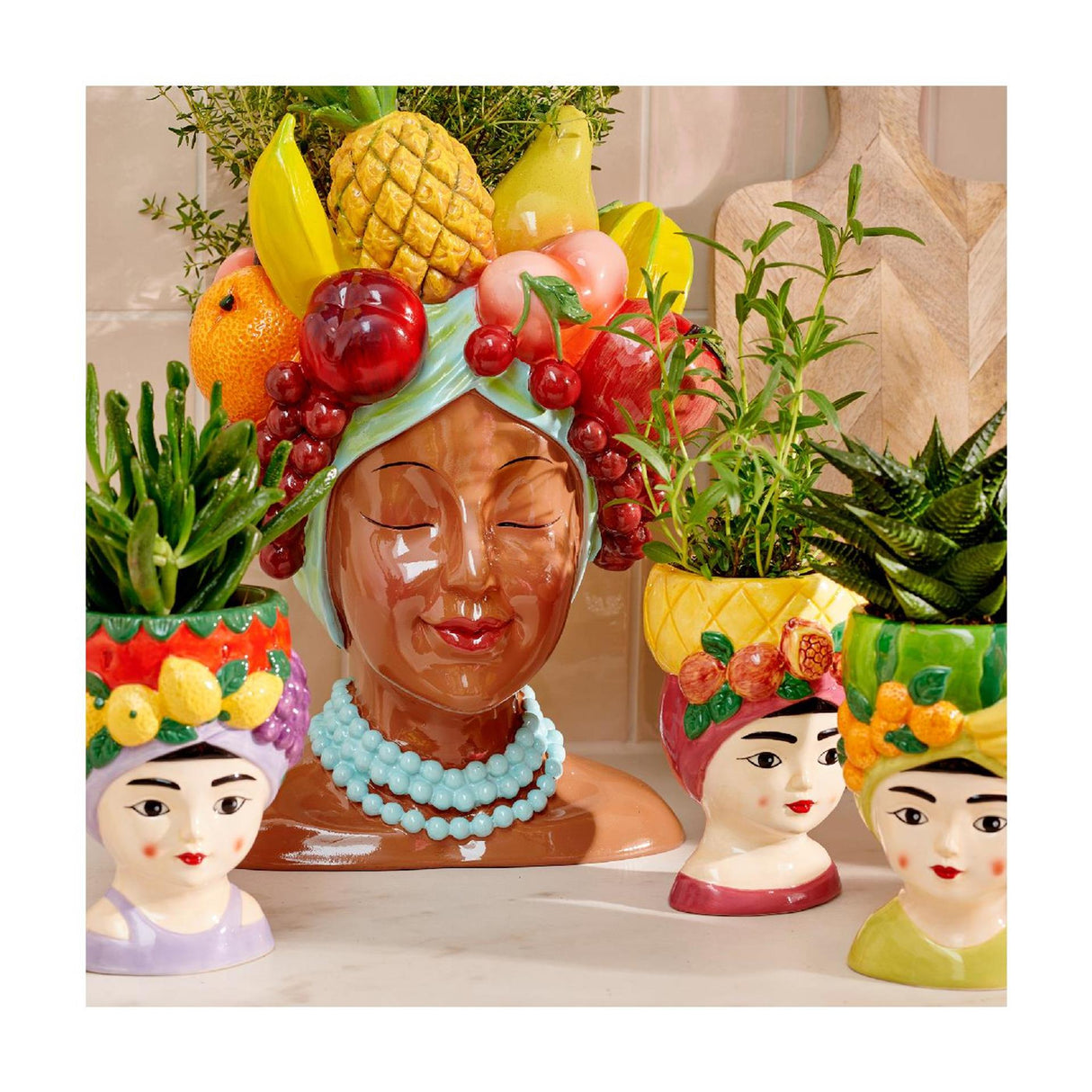 Decoris bloempot vrouw met fruit dolomiet 8,5x8,5x13,5cm 3 assorti