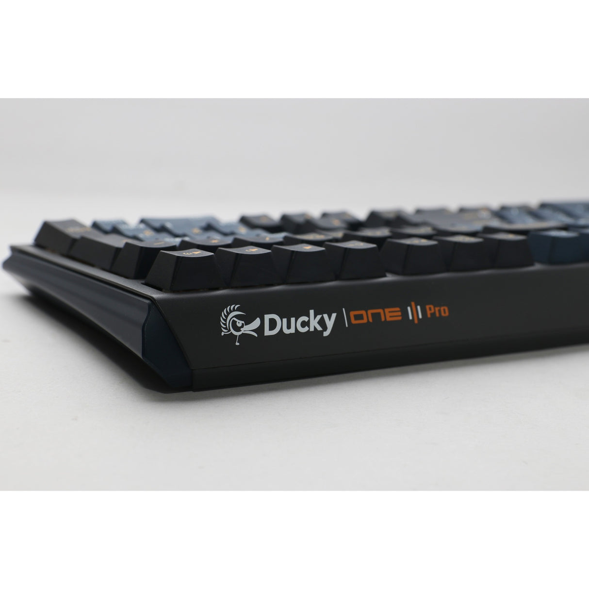 Ducky one 3 pro, gaming toetsenbord (zwart, us lay-out, cherry mx2a speed silver, rgb led, double-shot pbt, quack mechanics, hot swap)
