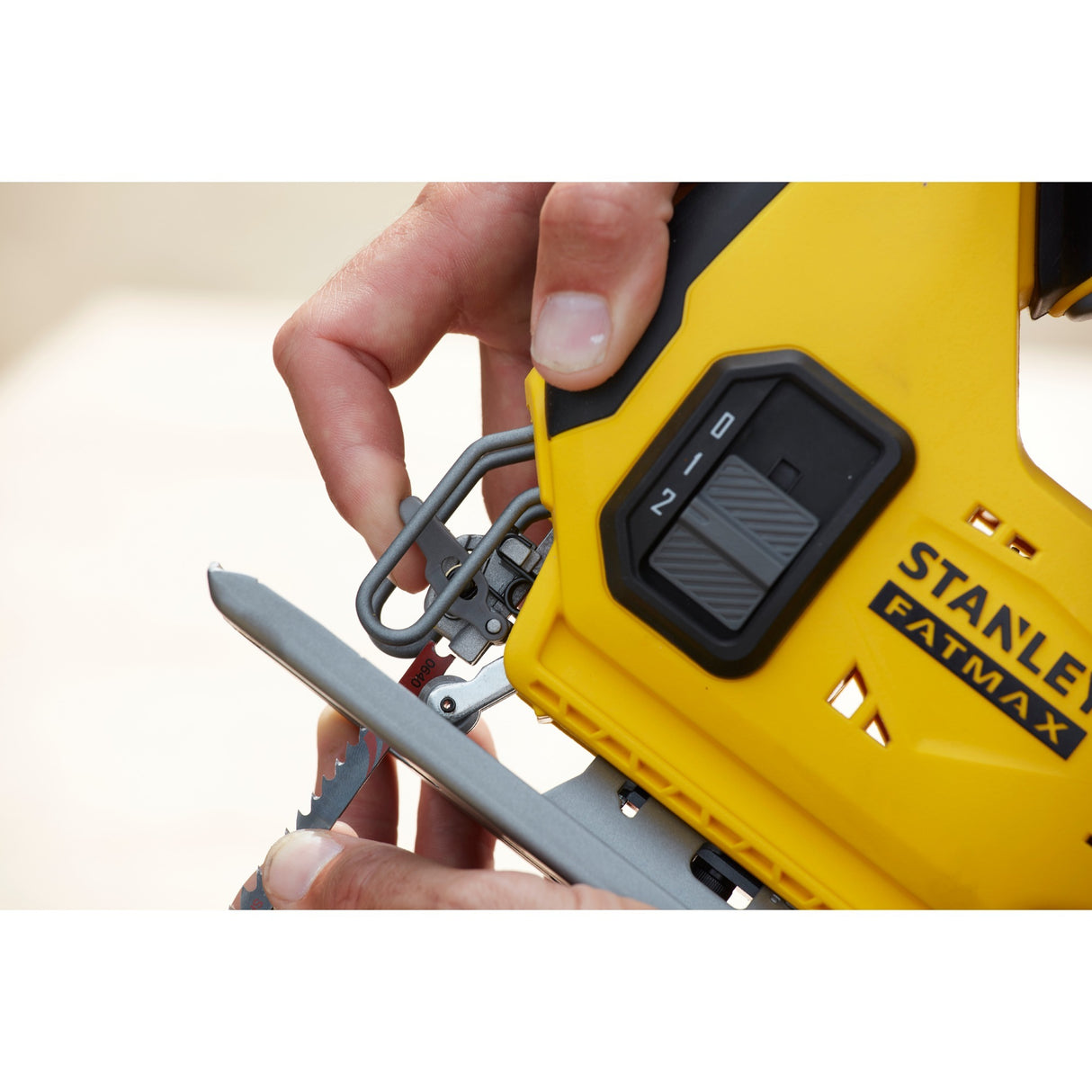 Stanley sfmcs600m2k fatmax® v20 accu decoupeerzaag 18v 4.0ah in koffer