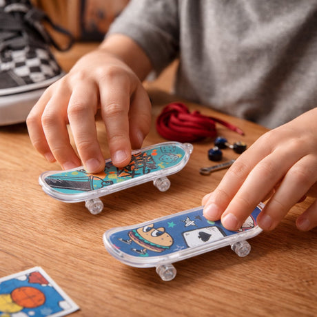 Eddy toys finger skateboard - mini skateboard met stoere kleurrijke prints - stimuleert vingervaardigheid - leuk cadeau of gadget - kunststof - 10,5 x 3 cm - zwart donkerblauw 9,5