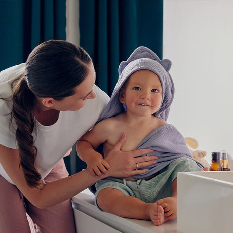 Lionelo muslin hooded baby towel – zachte babyhanddoek met capuchon van 100% katoenen mousseline – zachte badcape met capuchon – ademend, hypoallergeen irritatievrij – uitstekende absorptie – voor pasgeborenen oudere kinderen – 75x75 cm