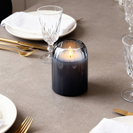 Arti casa led kaars in glazen pot - afmeting ø7,5x10 cm - kleur grijs - bewegende vlam - realistisch en veilig alternatief voor echte kaarsen - werkt op 2xaa batterijen - sfeervolle verlichting