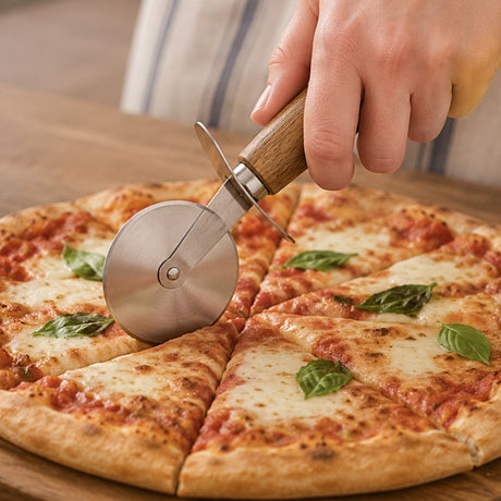 Alpina pizzasnijder set 2-delig – pizzasnijder en pizzames – rvs met houten handvat