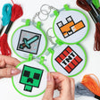 Paladone minecraft, cross stitch charms set (4‑pack) – diy knutselset met creeper, tnt, fox sword, officieel gelicentieerd -