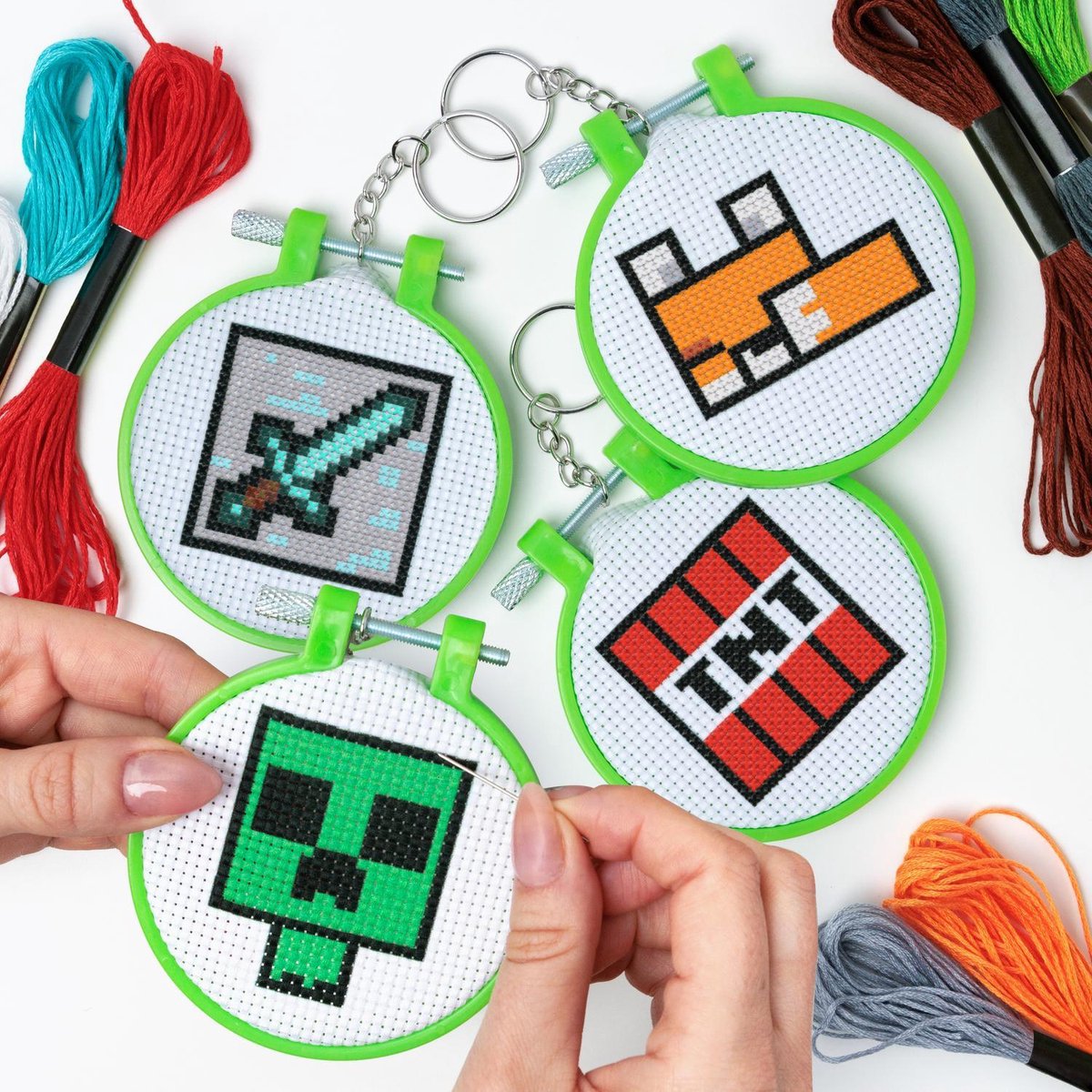 Paladone minecraft, cross stitch charms set (4‑pack) – diy knutselset met creeper, tnt, fox sword, officieel gelicentieerd -