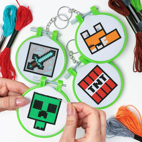 Paladone minecraft, cross stitch charms set (4‑pack) – diy knutselset met creeper, tnt, fox sword, officieel gelicentieerd -