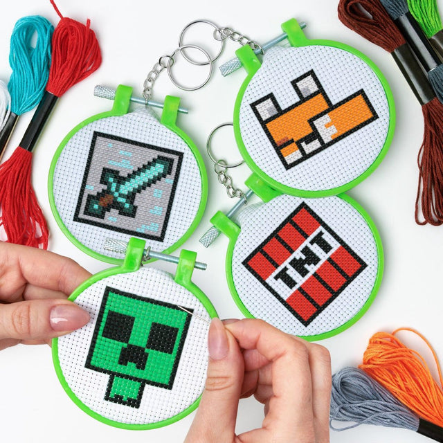Paladone minecraft, cross stitch charms set (4‑pack) – diy knutselset met creeper, tnt, fox sword, officieel gelicentieerd -