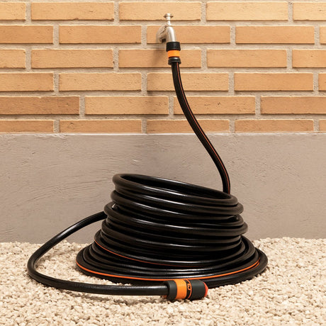Black+decker tuinslang 25 meter - 19mm - duurzaam pvc - tuin besproeien, auto wassen, zwembad vullen - past op elke standaard kraan - zwart oranje
