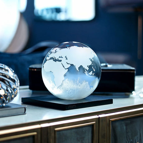 Mikamax earth storm glass - wereldbol stormglas met kristallen en zwarte, houten voet