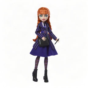 Monster high x wednesday verzamelpop - agnes demille met paars uniform en accessoires