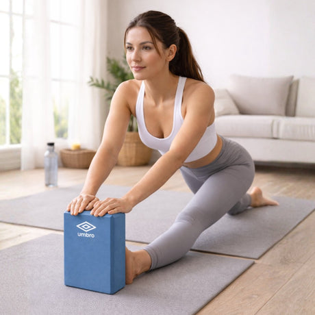 Umbro yoga blok blauw - foam yogablok voor optimale ondersteuning bij yoga en pilates - lichtgewicht en stevig foam materiaal - ideaal voor stretchoefeningen - afmeting 23x15x7,5cm - kleur blauw
