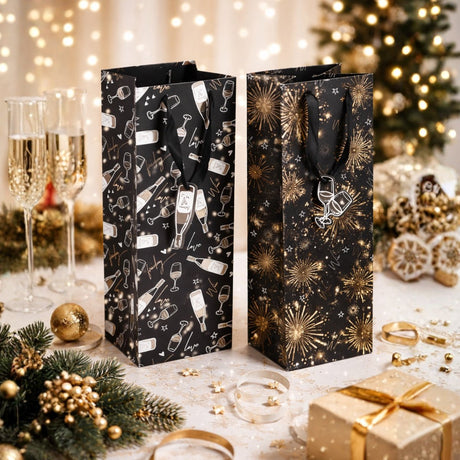 Merkloos sans marque cadeautas voor wijnfles - zwart met goud - papieren giftbag met lint handvat - inclusief cadeaulabel - afmetingen 37 x 13 x 12,3 cm - diverse designs - stevig papier