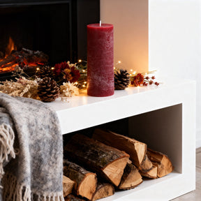 Arti casa rustieke bolkaars - donkerrood gekleurde kaars - klassieke landelijke uitstraling - lange brandtijd van wel 46 uur - sfeervolle decoratie voor binnen - afmeting ø7 x h13 cm - gemaakt van wax