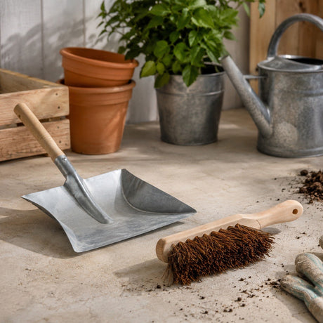Kinzo stoffer en blik set – blik en veger met houten steel – metaal stoffer en blik voor binnen en buiten – schoonmaakgereedschap 2 delig – zilver en bruin