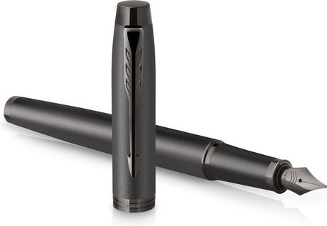 Parker im monochrome vulpen | blauwe inkt | gunmetal afwerking en details | fijne punt | geschenkverpakking