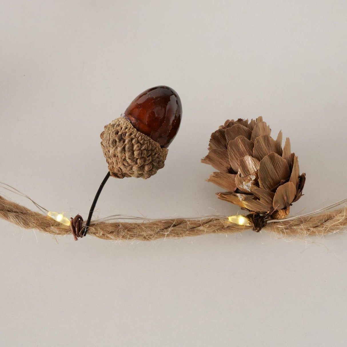 Boltze home plantenslinger pijnboom met led l150cm kunststof met timer (2xaa)