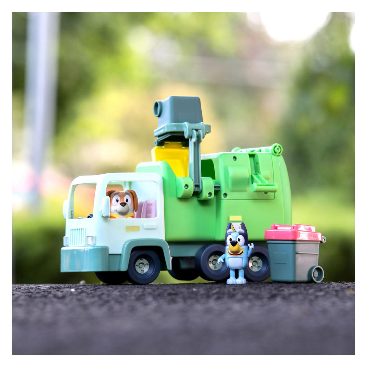 Moose Toys Bluey Garbage Truck s figurami za igranje