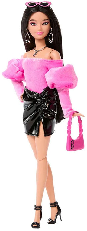 Barbie deluxe stijl - met een glanzend minirokje en zwart haar - modepop