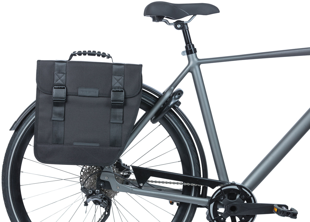 Basil Tour Right Bicycle Bag 14L Negro