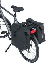 Basil SoHo Bolsa de bicicleta doble Nordlicht impermeable, PU, ​​cierre de cotización de la rueda, adecuada para Mik, 41 LTR, Night Black