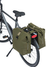 Basil Soho Double Bicycle Bag Nordlicht Mik - vodoodporna, zelena kolesarska vrečka z LED osvetlitvijo, 41L