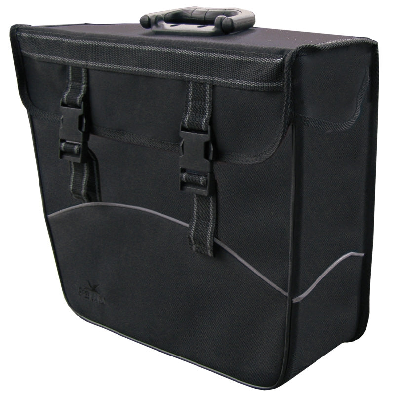 Grónsko Single Bag Black, vlevo. Rozměry 37x33x14 cm, kapacita 20 litru