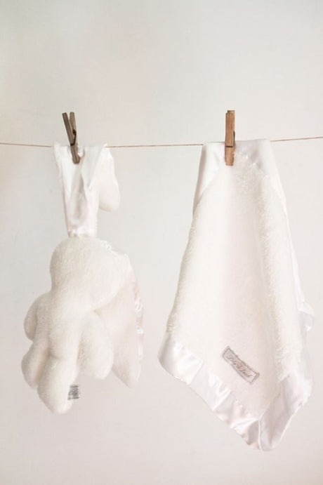 Snuggle bunny wit met witte oren. 26 cm