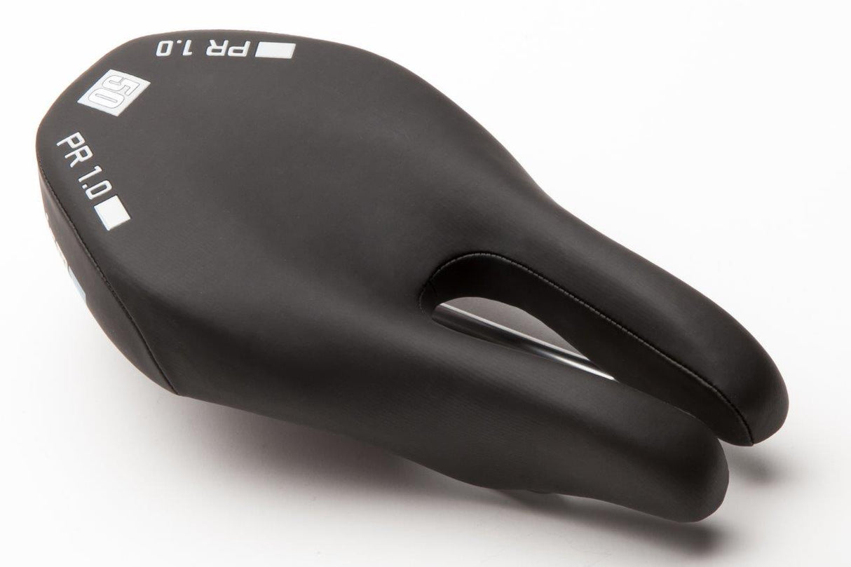 En collaboration avec Saddle en collaboration avec PR1.0 Hybrid Race