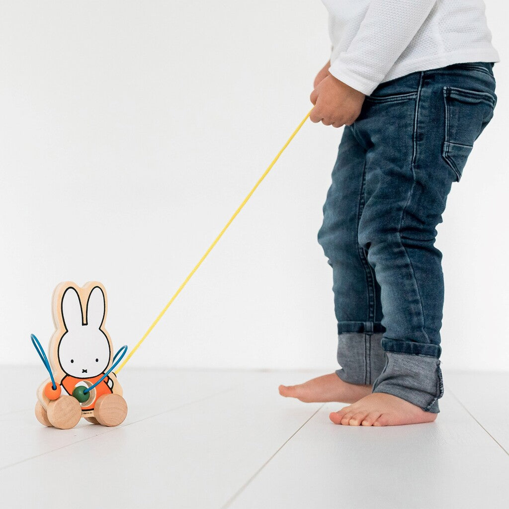 Figurine de randonnée en bois miffy avec des perles