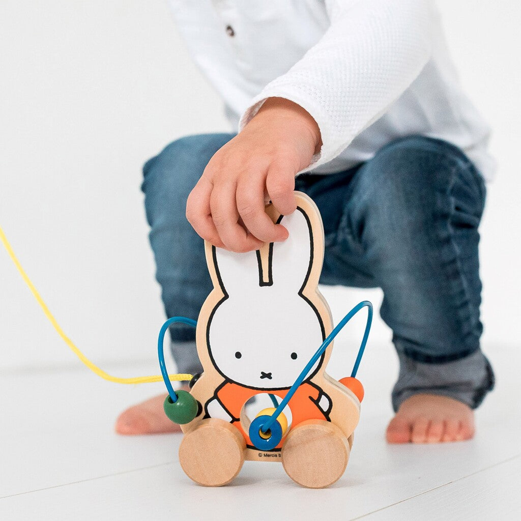 Figurine de randonnée en bois miffy avec des perles