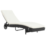 Vidaxl ligbed met wielen en kussen poly rattan zwart