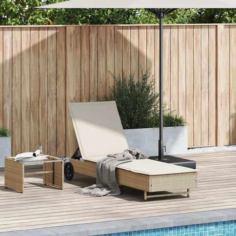 Vidaxl ligbed met wielen en kussen poly rattan beige