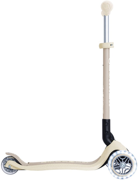 Globber kinderstep primo foldable lights eco coconut vanaf 3 jaar - step met 3 wielen - met verstelbaar stuur en gepatenteerd inschakelbaar stuurslot - met lampjes in de wielen