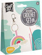Creative craft group haakset sleutelhanger regenboog creatief speelgoed 7x1x6 cm.