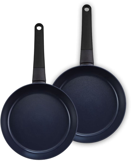 Brabantia vanta 2-delige koekenpannenset - ø 24 28 cm – keramische antiaanbaklaag titanium versterkt - pfas-vrij - geschikt voor inductie - set van 2 pannen - zwart