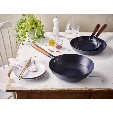Beka mandala wok non-stick - ø 28 cm – unieke patroon - 100% pfas-vrije antiaanbaklaag - geschikt voor inductie bbq - 100% gerecycled geperst ijzer – keramische antikleef -houten steel met ophanggat
