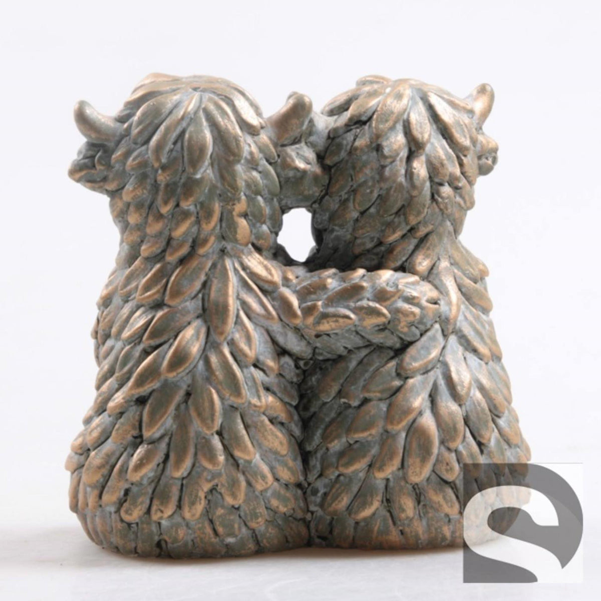 Season inspired decoration hooglanders met hart cement goud 15,5x10,5x15,5cm