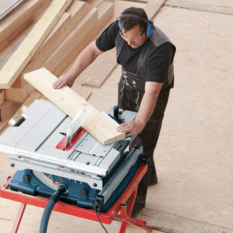 Bosch blauw stationaire machine gts 10 xc (afzuigadapter, bewaring voor bijkomend zaagblad, duwstok, hoekaanslag, parallelgeleider, zaagblad 254 x 30 mm)