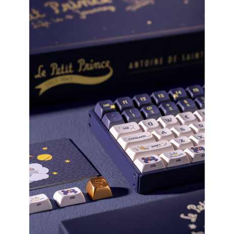 Iqunix f97 starry tryst rgb mechanisch gaming toetsenbord (donkerblauw, us lay-out (qwerty), iqunix little prince, 96%, rgb leds, hot-swappable, pbt, 2.4ghz | bluetooth 5.1 | usb-c)