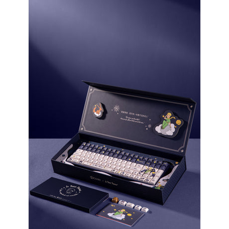 Iqunix f97 starry tryst rgb mechanisch gaming toetsenbord (donkerblauw, us lay-out (qwerty), iqunix little prince, 96%, rgb leds, hot-swappable, pbt, 2.4ghz | bluetooth 5.1 | usb-c)