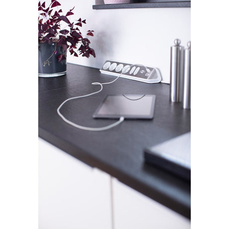 Brennenstuhl ®estilo hoekaansluitdoosstrook met usb laadfunctie 6-weg 4x beschermende contactdozen 2x euro zilver wit