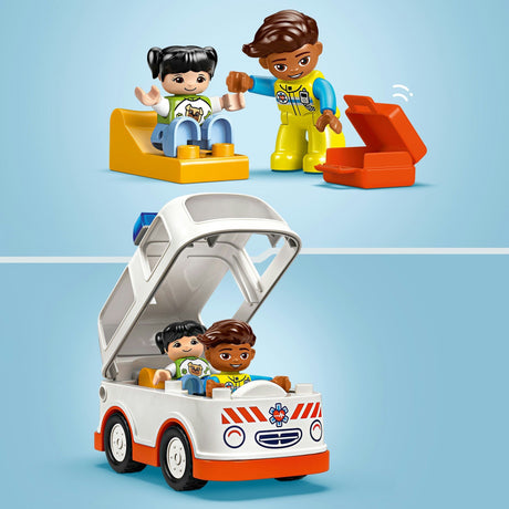Lego duplo ambulance met chauffeur voor fantasiespel - 10447