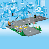 Lego ® city wegplaten 60304 bouwset; bouwbare speelgoedweg; maak de wegplaten vast aan je stad om deze uit te breiden; met lantaarnpalen, stoplichten, verkeersborden, bomen en planten, verkeersdrempels en een zebrapad (112 onderdelen)