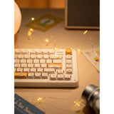 Iqunix zx75 sunset ponder wireless mechanical keyboard (lichtgeel, us lay-out (qwerty), iqunix little prince, 75%, rgb leds, hot-swappable, double-shot pbt, 2.4ghz | bluetooth 5.1 | usb-c)