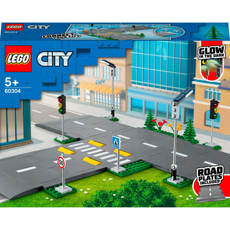 Lego ® city wegplaten 60304 bouwset; bouwbare speelgoedweg; maak de wegplaten vast aan je stad om deze uit te breiden; met lantaarnpalen, stoplichten, verkeersborden, bomen en planten, verkeersdrempels en een zebrapad (112 onderdelen)