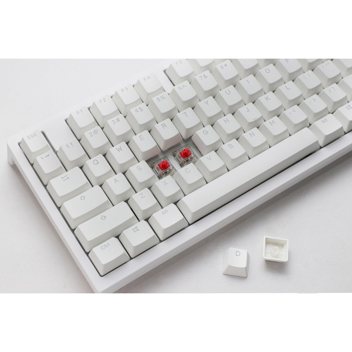 Ducky zero 6108 pure white rgb mechanisch gaming toetsenbord (wit, us lay-out (qwerty), cherry mx2a red, 100%, rgb leds, double-shot pbt, hot swap, 2.4ghz | bluetooth | usb-c)