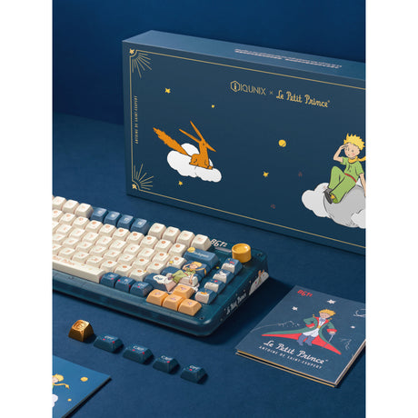 Iqunix zx75 sky encounter wireless mechanical keyboard (blauw, us lay-out (qwerty), iqunix little prince, 75%, rgb leds, hot-swappable, double-shot pbt, 2.4ghz | bluetooth 5.1 | usb-c)