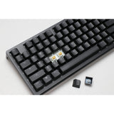 Ducky zero 6108 classic black rgb mechanisch gaming toetsenbord (zwart, us lay-out (qwerty), cherry mx2a brown, 100%, rgb leds, double-shot pbt, hot swap, 2.4ghz | bluetooth | usb-c)