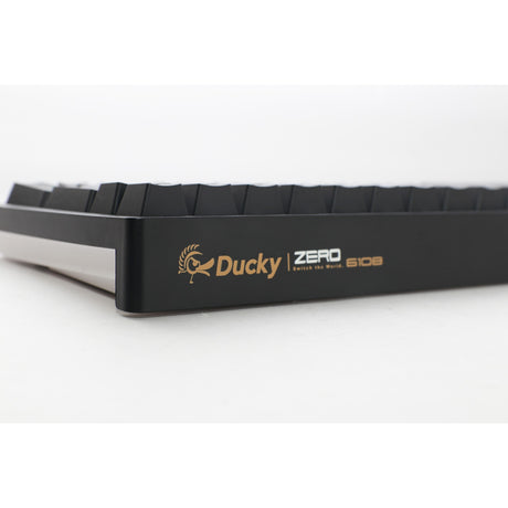 Ducky zero 6108 classic black rgb mechanisch gaming toetsenbord (zwart, us lay-out (qwerty), cherry mx2a brown, 100%, rgb leds, double-shot pbt, hot swap, 2.4ghz | bluetooth | usb-c)